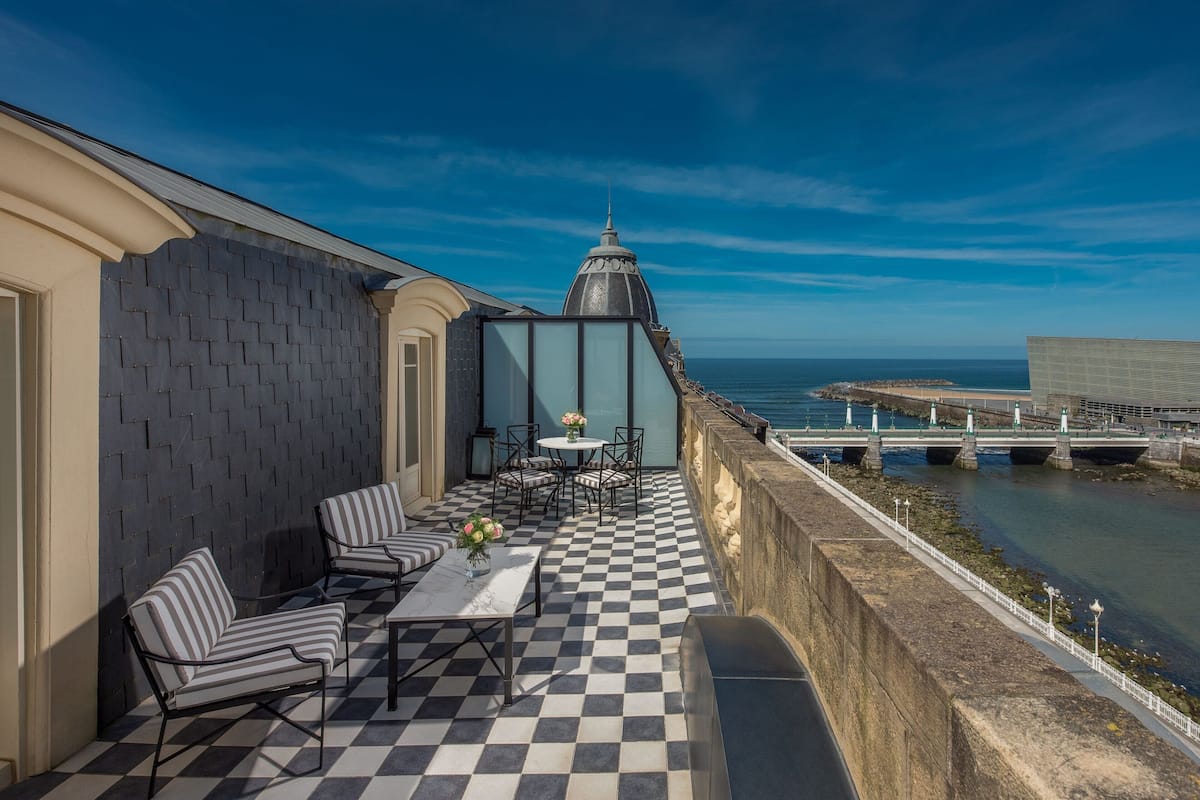 premium bedding, down duvets, pillow-top beds, minibar