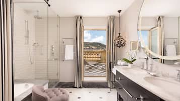 Suite Royal, 1 habitación, vista al río | Baño | Amenidades de baño ecológicas, secadora de cabello, batas, pantuflas