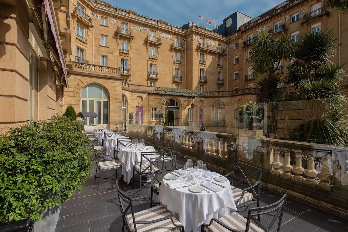 lunch and dinner served