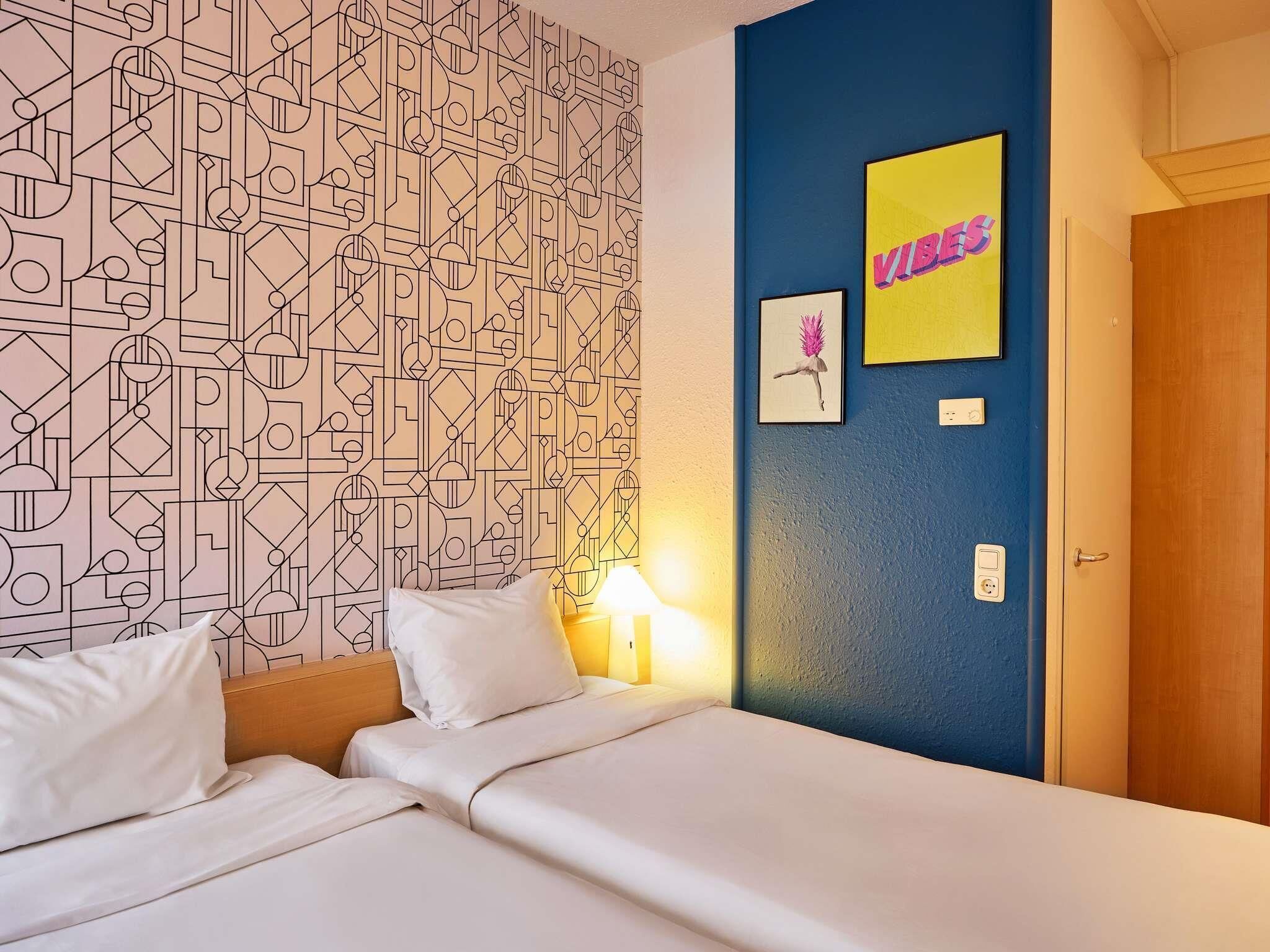 Standaard kamer, 2 eenpersoonsbedden | Een kluis op de kamer, een bureau, verduisterende gordijnen, gratis wifi