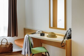 Standard Double Room, 1 Double Bed | In-room safe, desk, blackout curtains, free WiFi - ibis Düsseldorf Hauptbahnhof (Düsseldorf)