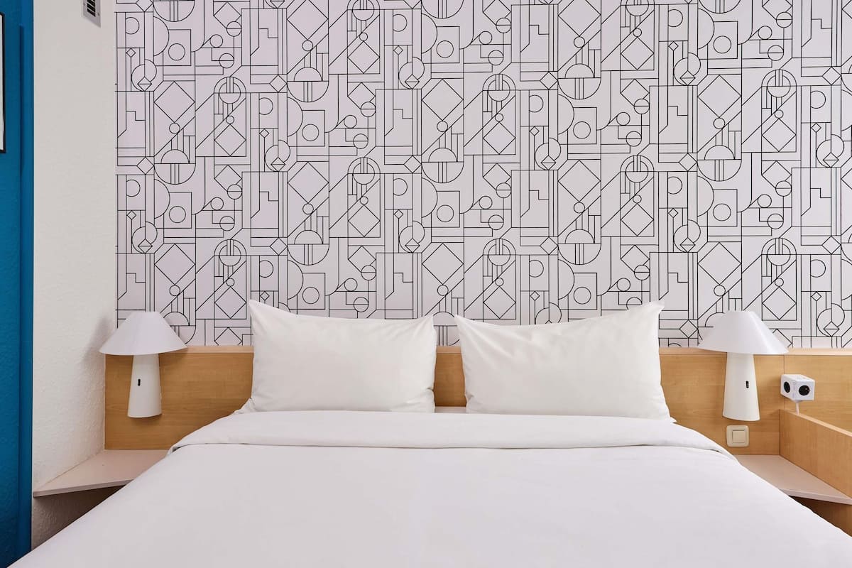 Standard-Doppelzimmer, 1 Doppelbett | Zimmersafe, Schreibtisch, Verdunkelungsvorhänge, kostenloses WLAN