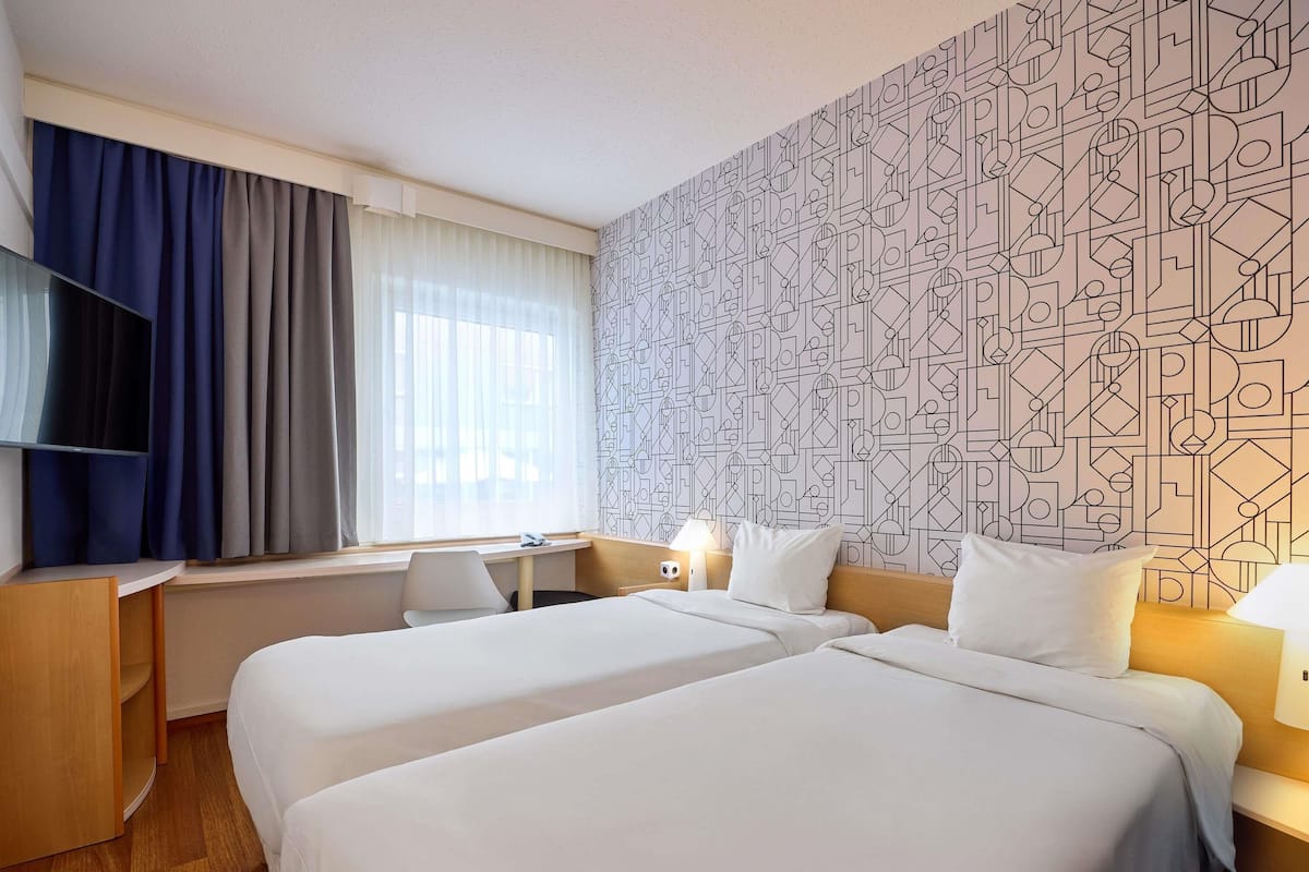 Standard Room, 2 Single Beds | In-room safe, desk, blackout curtains, free WiFi
