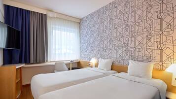 خزنة داخل الغرفة ومكتب وستائر تعتيم وواي فاي مجانًا