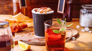 Tägliches Frühstücksbuffet (15 EUR pro Person)