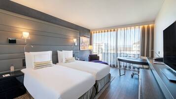 Habitació Deluxe, balcó, vistes al parc | Roba de llit hipoal·lergògena, minibar i caixa forta a l'habitació