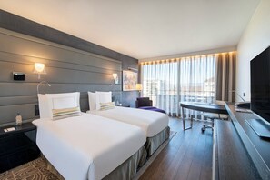 Habitación Deluxe, balcón, vistas al parque | Ropa de cama hipoalergénica, minibar, caja fuerte
