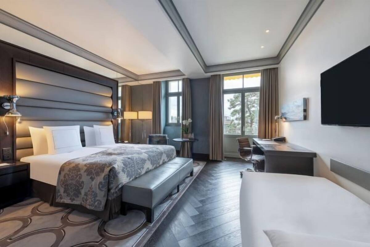 Ropa de cama hipoalergénica, minibar, caja fuerte y escritorio