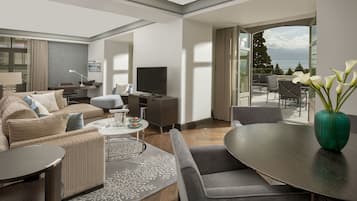 Hypo-allergenic bedding, minibar, in-room safe, individually decorated