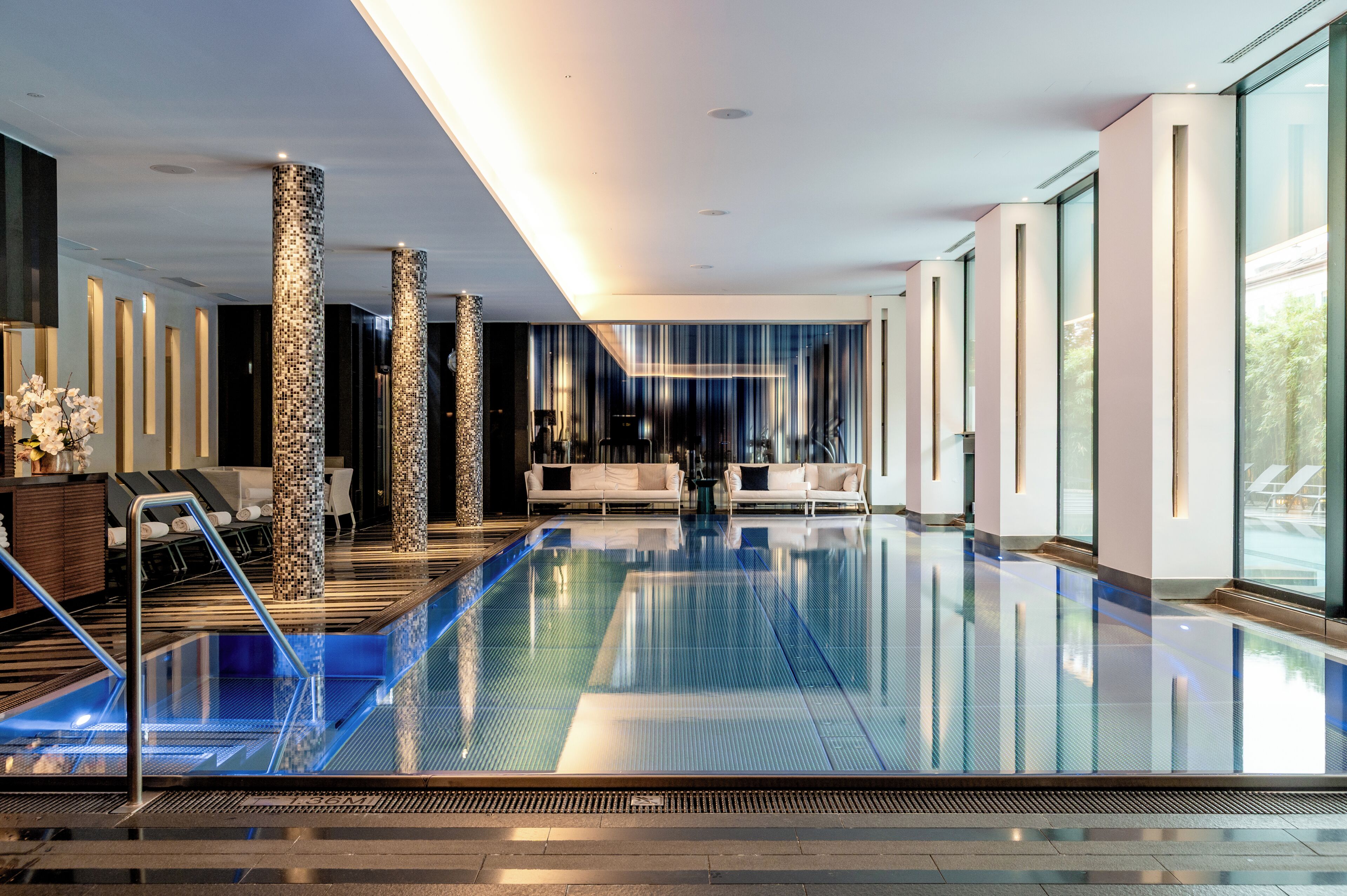 من حمّامات السباحة المغطاة، حمّام سباحة خارجي، مقاعد للتشمس