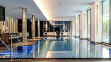 من حمّامات السباحة المغطاة، حمّام سباحة خارجي، مقاعد للتشمس