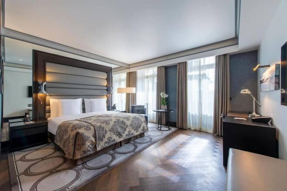Ropa de cama hipoalergénica, minibar, caja fuerte y escritorio