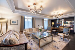 Royal suite (Savoy) | Woonruimte | Een 50-cm lcd-televisie met kabelzenders en televisie