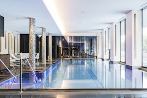 Piscina interna, piscina externa, espreguiçadeiras