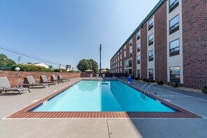Piscine extérieure (ouverte en saison)