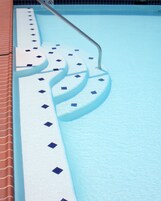 Una piscina al aire libre de temporada