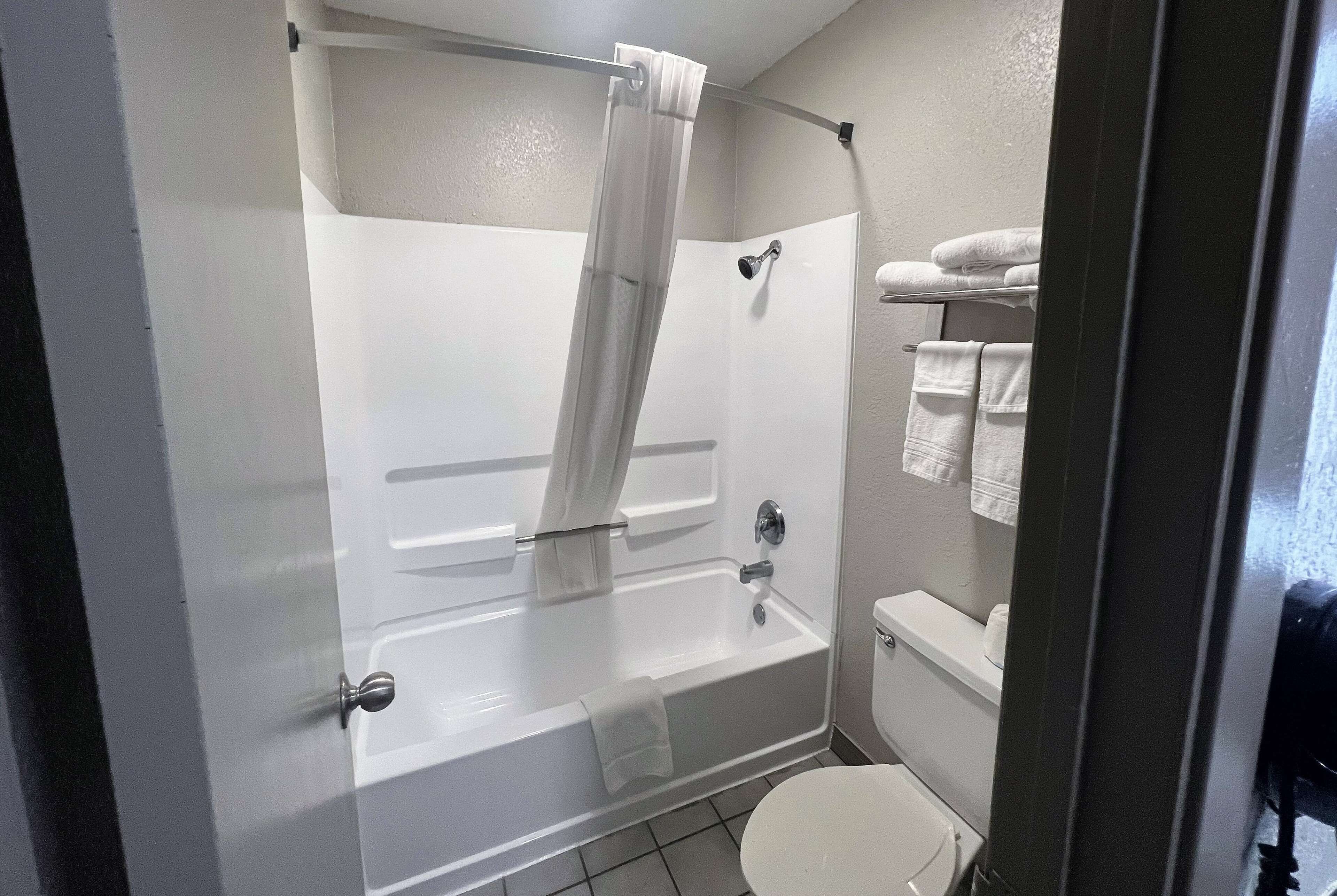 Ensemble douche/baignoire, articles de toilette gratuits, sèche-cheveux