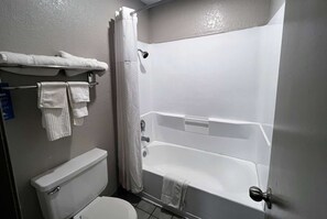 Combined shower/tub, free toiletries, hair dryer, towels