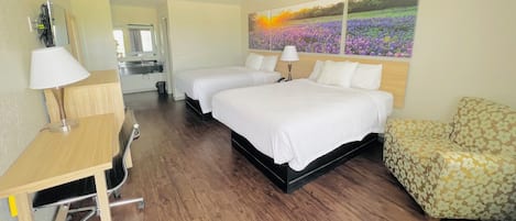 Een bureau, gratis wifi, beddengoed, een wekker