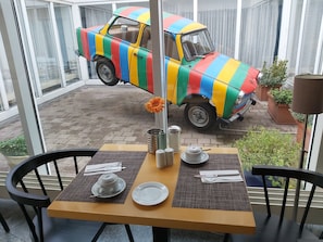 Tägliches Frühstücksbuffet (15.50 EUR pro Person)