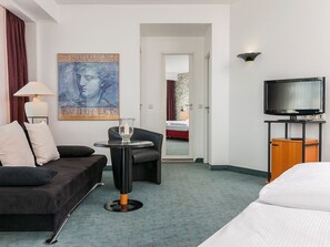 Good Morning Triple Room | Desk, blackout drapes, rollaway beds, WiFi