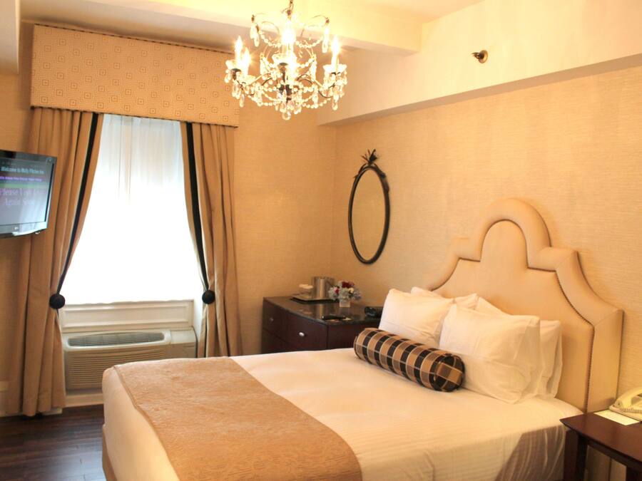 Standard Room, 1 Queen Bed | Premium bedding, in-room safe, desk, laptop workspace