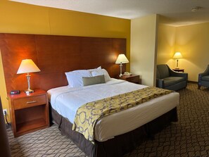 Luxe beddengoed, pillowtop-bedden, een bureau, een laptopwerkplek