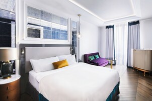 Minibar, caja de seguridad en la habitación y escritorio 