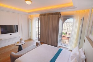 Junior Suite with King Bed | Premium bedding, minibar, in-room safe, desk
