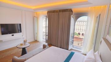 Suite Deluxe | Ropa de cama de alta calidad, minibar, caja fuerte y escritorio