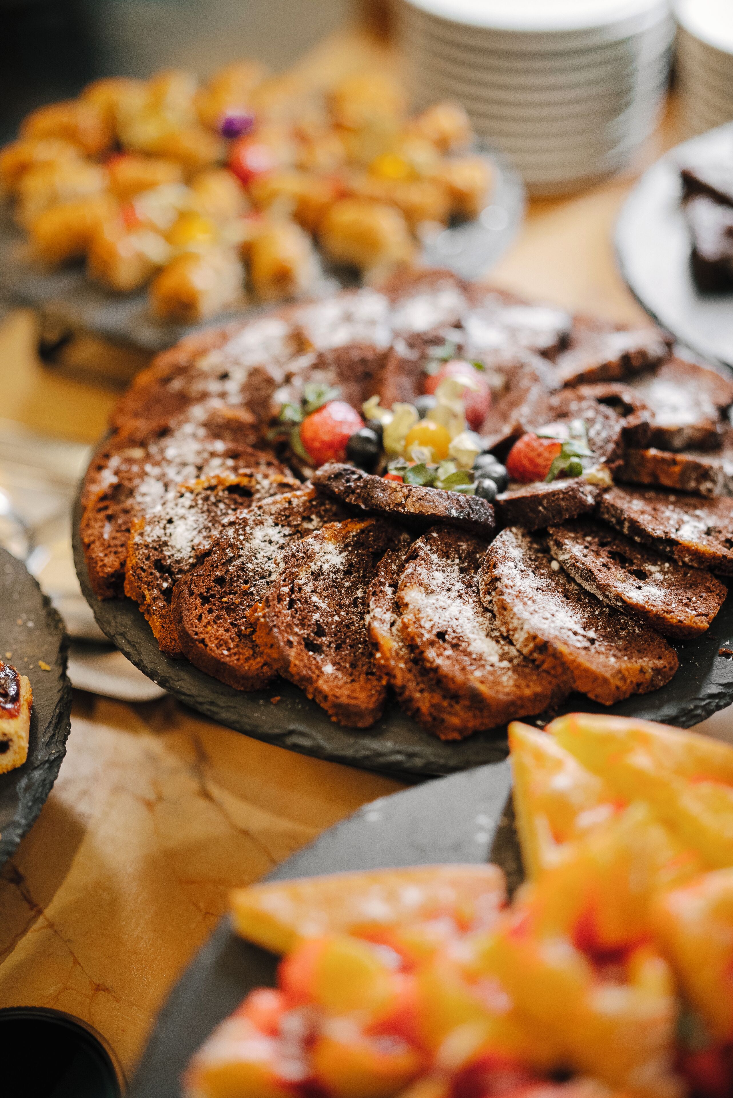Una bandeja de postres con diversos dulces.