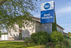 Un letrero de Best Western con un edificio moderno de fondo.