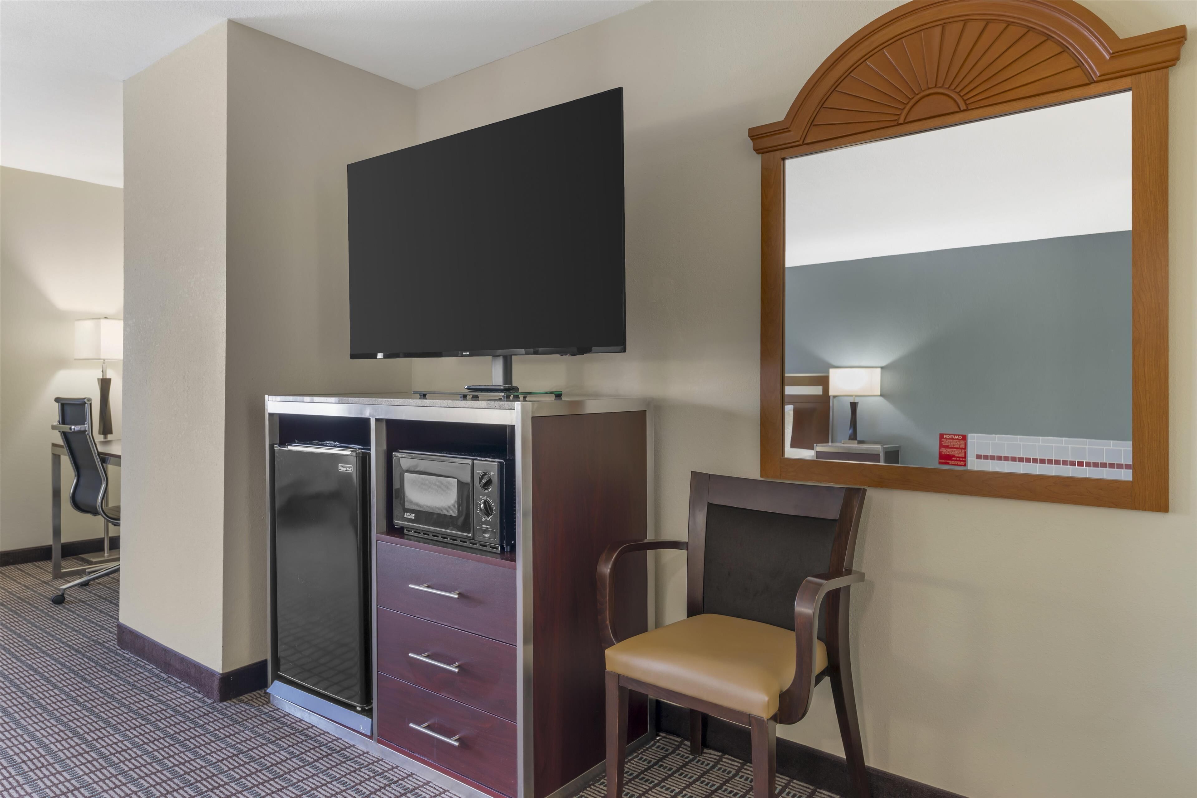 スタンダード ルーム キングベッド 1 台 禁煙 ジェットバス | アイロン / アイロン台、WiFi、ベッドシーツ