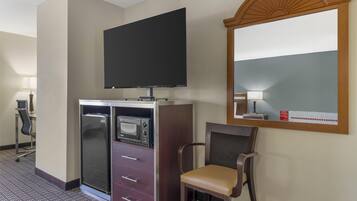 Tabla de planchar con plancha, wifi y ropa de cama