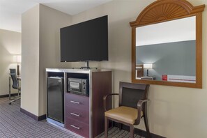 标准房, 1 张特大床, 无烟房, 按摩浴缸 | 熨斗/熨衣板、WiFi、床单