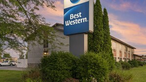 A Best Western hotel sign with a modern building in the background. - Best Western Maritime Inn (Sturgeon Bay)