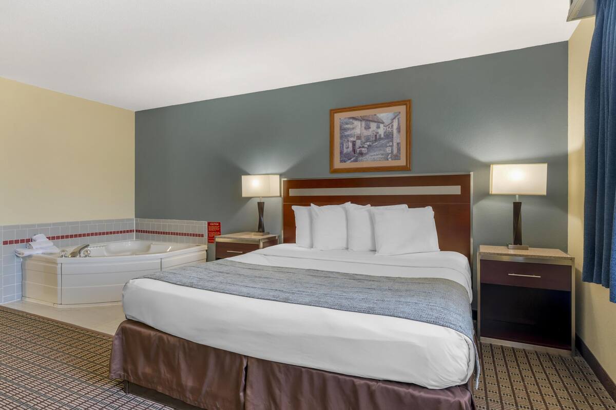 Standard Room, 1 King Bed, Non Smoking, Jetted Tub | Iron/ironing board, WiFi, bed sheets