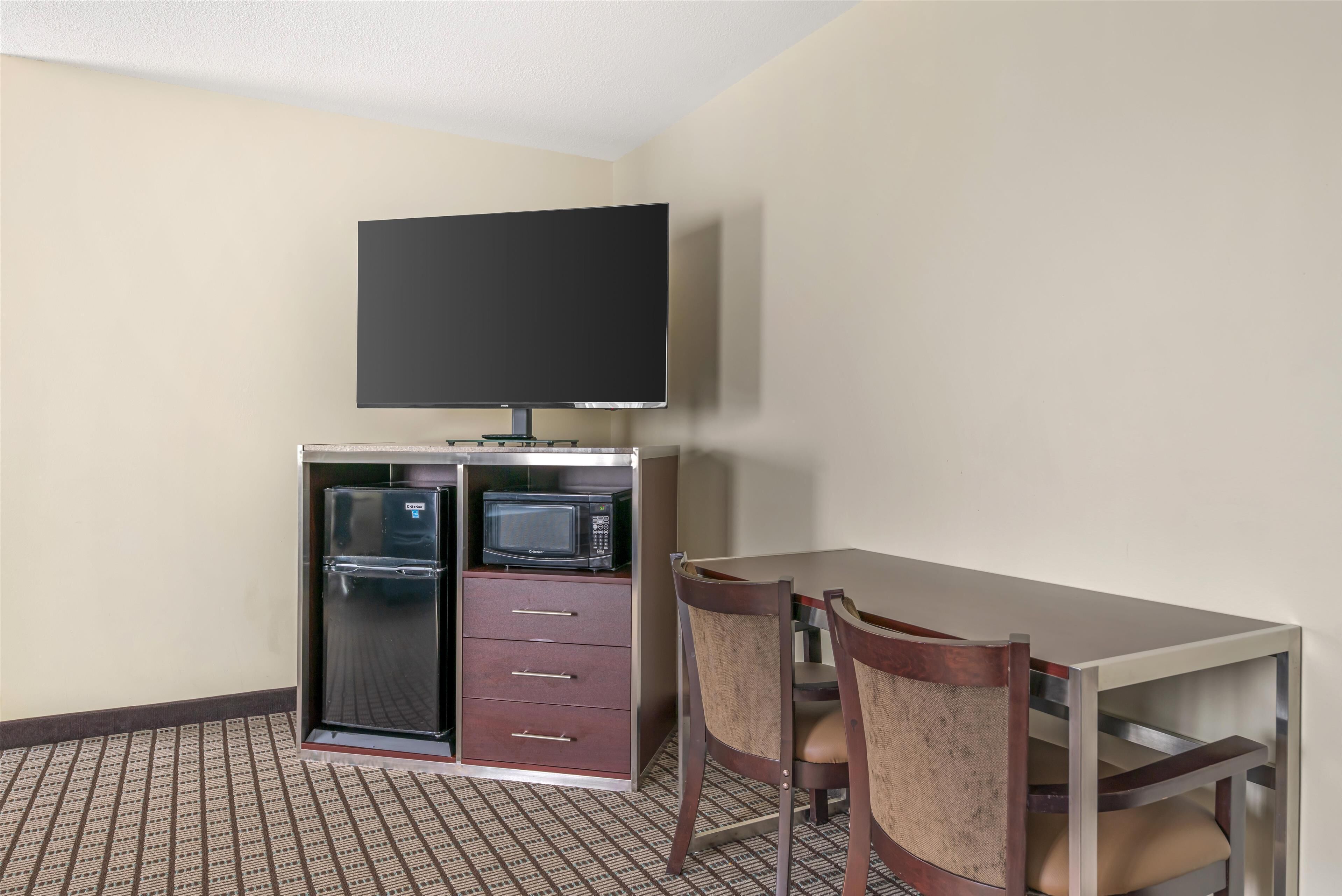 standard room, 1 king bed, non smoking, microwave | iron/ironing board, wifi, bed sheets