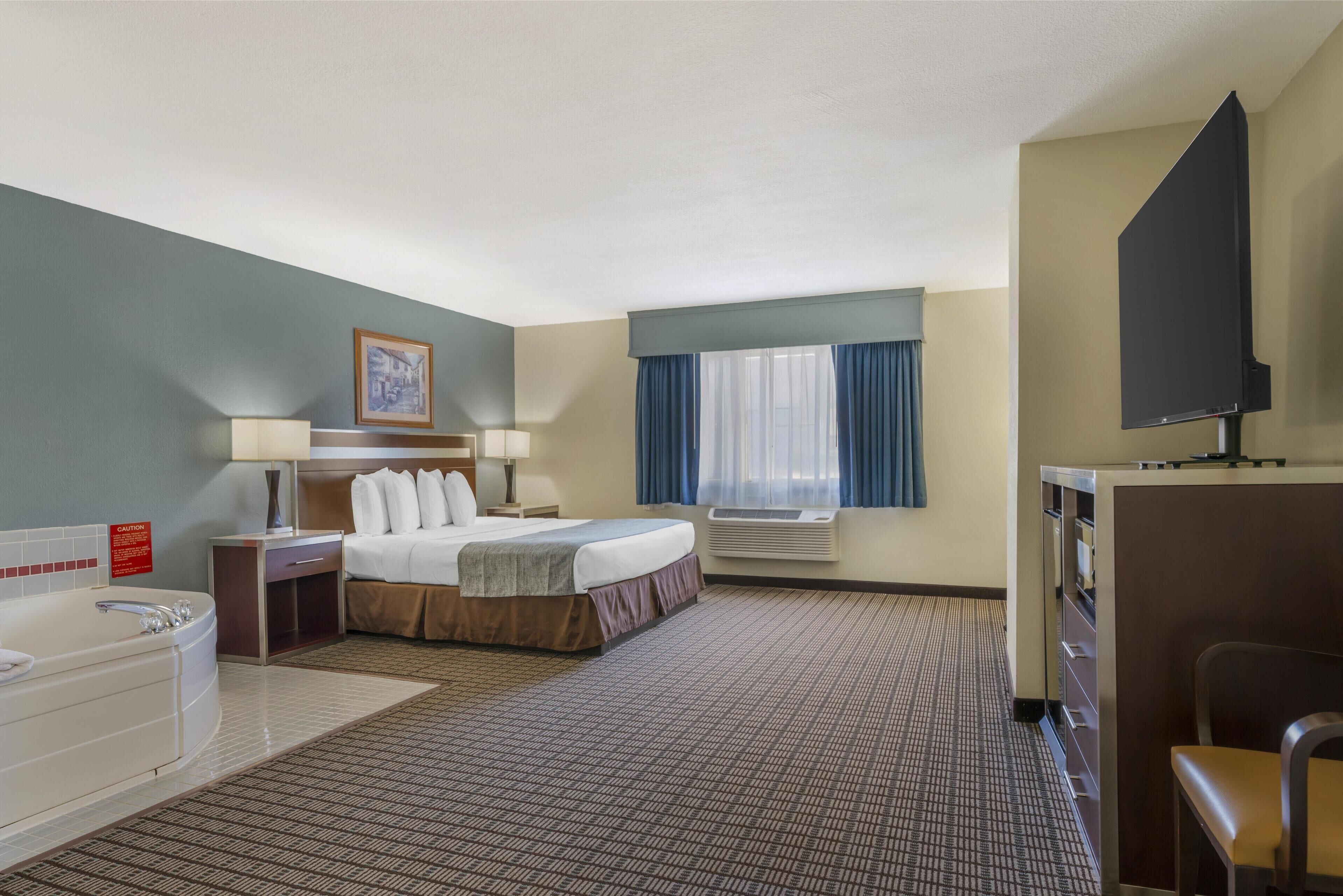 standard room, 1 king bed, non smoking, jetted tub | iron/ironing board, wifi, bed sheets