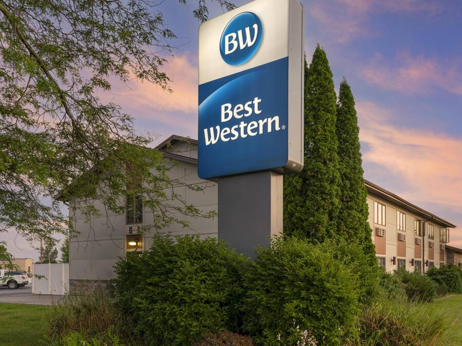 A Best Western hotel sign with a modern building in the background.