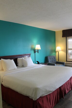 Desk, iron/ironing board, free cribs/infant beds, rollaway beds - Days Inn by Wyndham Marianna (Marianna)