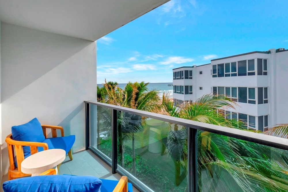 Tideline Palm Beach Ocean Resort and Spa by null