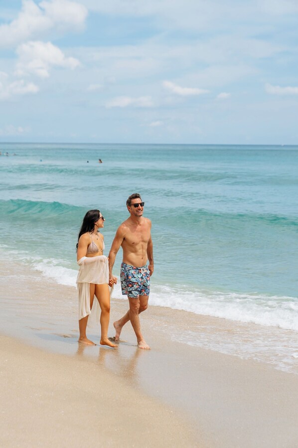 Pantai persendirian, pasir putih, kerusi lepak pantai, payung 