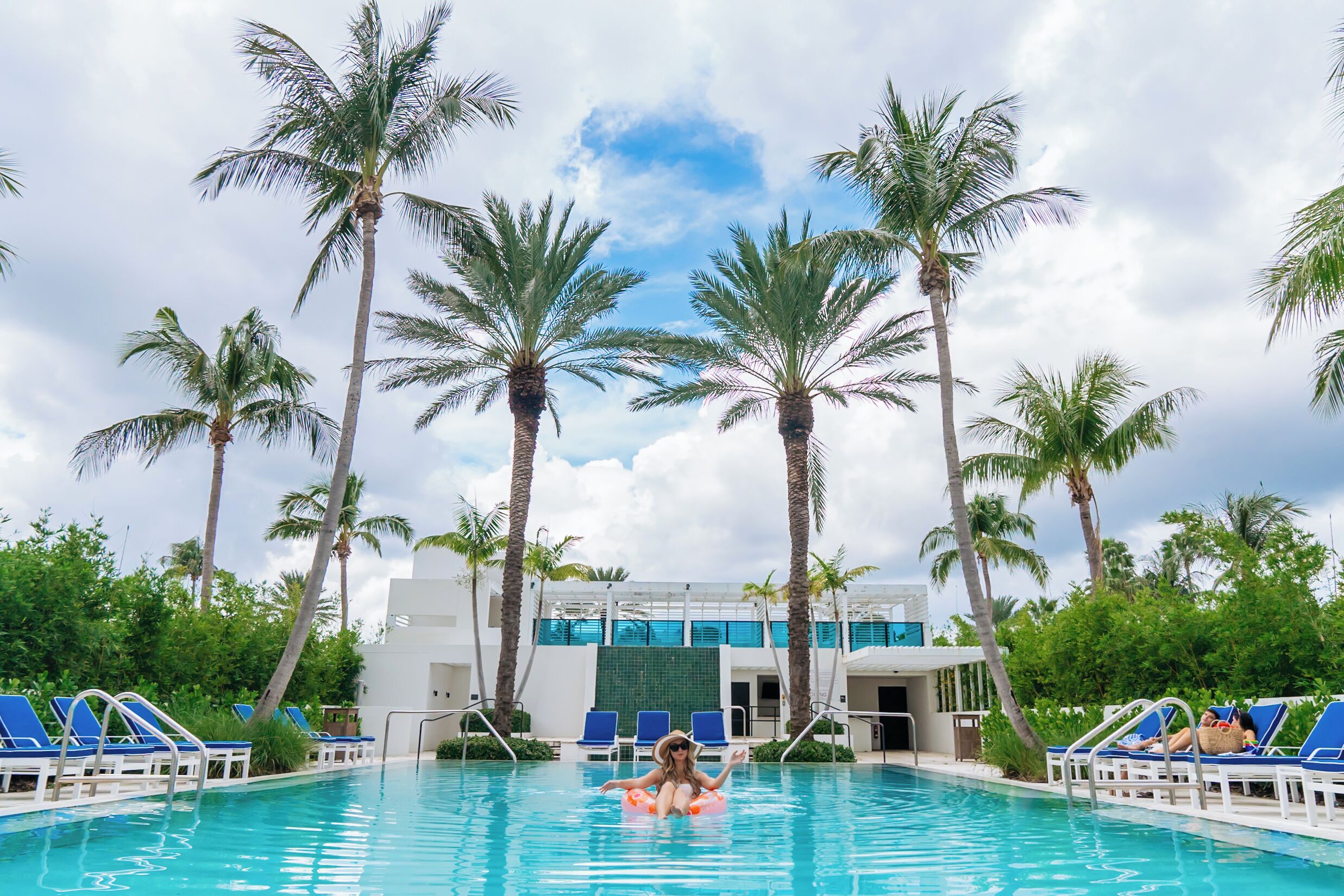 室外游泳池，07:00 至 20:00 开放，池畔遮阳伞，日光浴躺椅