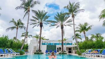 Piscina externa, funciona das 7h às 20h, guarda-sóis, espreguiçadeiras