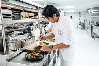 2 restaurants; breakfast, lunch, and dinner served at Tideline Palm Beach Ocean Resort and Spa