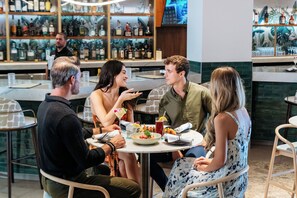2 restoran, sarapan, makan tengah hari dihidangkan; masakan Amerika