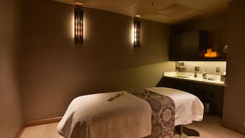 Couples treatment rooms, body treatments, hot stone massages