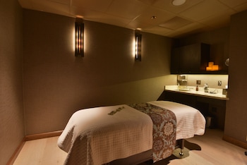 Couples treatment rooms, body treatments, hot stone massages at Tideline Palm Beach Ocean Resort and Spa