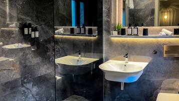 Habitación Deluxe, 1 cama de matrimonio grande, en edificio anexo (350 meters from the hotel) | Baño | Artículos de higiene personal ecológicos, secador de pelo y toallas